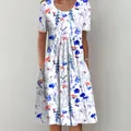 Dettaglio di un vestito bianco a maniche corte con stampe floreali blu e arancioni. - Taglia S / Top E Pantaloni / Colore 8 (Stampa floreale blu e arancione)