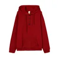 Vista detallada de una sudadera roja oversize con tapeta de botones negros y bolsillo. - S / Tops / Burdeos
