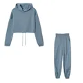 Detailansicht eines zweiteiligen blauen Kapuzenpullovers und einer passenden Jogginghose - S / Oberteil Und Unterteil / Blau