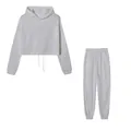 Minimalistischer weißer zweiteiliger Trainingsanzug mit kurzem Kapuzenpulli und Jogger. - S / Oberteil Und Unterteil / Weiß