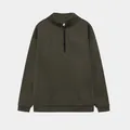 Dettaglio di una felpa casual da donna con mezza cerniera in verde oliva scuro - Verde militare