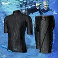 Nahaufnahme des schwarzen Herren-Surfanzugs mit schnelltrocknender Textur im Wasser - L / Oberteil Und Unterteil / Schwarz