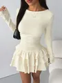 Detalle de vestido crema de manga larga con elegante falda de volantes y diseño ajustado - XS / Albaricoque