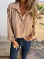 Dettaglio della camicia abbottonata a maniche lunghe color cammello e vestibilità - 3XL / Top / Kaki