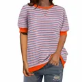 Detail van gestreept dames-T-shirt met feloranje contrastbiezen bij de hals en de mouwen. - S / Tops / Gestreept Grijs en Oranje