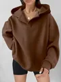 Vorderansicht eines braunen Damen Oversize-Hoodies mit V-Ausschnitt und großer Kapuze - Dunkelbraun