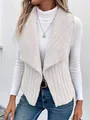 Vista dettagliata di un gilet senza maniche bianco in pile con ampio bavero da donna - Taglia S / Top / Bianco