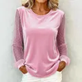 Nahaufnahme des rosa Samt-Oberteils mit eleganten, gepunkteten Mesh-Ärmeln aus Spitze. - S / Oberteile / Rosa
