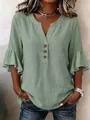 Vue détaillée d'une blouse verte à col en V pour femme avec manches à volants et boutons - Vert clair