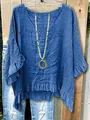 Primer plano de un top azul con cuello en V que tiene volantes en el dobladillo - S / Tops / Azul