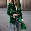 Detalle de la textura de la elegante chaqueta de terciopelo verde entallada mujer. - S / Tops / Verde