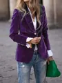 Primer plano de blazer de terciopelo morado entallado con cierre de un solo botón - S / Tops / Púrpura
