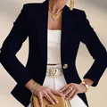 Eleganter dunkelblauer Blazer mit spitzem Revers und einem goldenen Knopfdetail am Bund. - Marineblau
