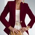Nahaufnahme eines eleganten burgunderroten Blazers mit Taschenklappen und Goldknöpfen. - XS / Oberteile / Burgunderrot