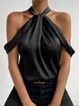 Dettaglio di top senza maniche in raso nero con scollo all'americana e pieghe eleganti - Taglia S / Top / Nero