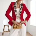 Eleganter roter Damenblazer mit modischem Leoparden-Revers und goldfarbenen Knöpfen - Rotes Leopardenmuster