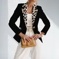Eleganter schwarzer Damenblazer mit Revers in Leopardenmuster und schmaler Passform - Schwarzer Leopard