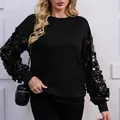Elegante sudadera negra de manga larga con mangas adornadas con lentejuelas - S / Tops / Negro