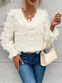 Primer plano de la elegante blusa blanca de manga larga con textura de flecos. - S / Tops / Blanco