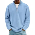 Dettaglio di pullover azzurro da uomo con mezza zip e trama a costine verticali. - Taglia S / Top / Celeste
