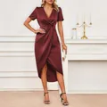 Elegante vestido cruzado de satén burdeos con manga corta, cuello en V y dobladillo asimétrico - S / Top Y Pantalón / Burdeos