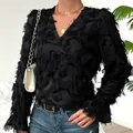 Elegante blusa negra de manga larga con cuello en V y detalles de flecos de plumas - S / Tops / Negro