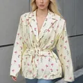 Elegante blazer floral crema para mujer con lazo en la cintura y estampado de amapola - Amarillo Floral