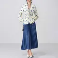Elegante blazer floral blanco con cinturón y falda plisada azul - Flor Azul