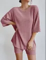 Détail d'un ensemble de détente en maille côtelée rose avec haut ample et short cycliste - S / Haut Et Bas / Rouge