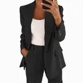 Vista detallada de un blazer clásico negro de manga larga con un ajuste entallado - S / Top Y Pantalón / Negro