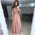 Selfie miroir montrant une robe longue en mousseline rose poudré à manches longues - S / Hauts / Rose