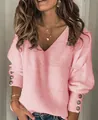Detalle de un jersey de punto rosa para mujer con cuello en V y botones decorativos - S / Tops / Rosa