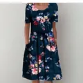 Abito svasato blu scuro a fiori taglie forti a maniche corte con tasche laterali - Taglia S / Pantaloni e gonne / Colore 12 (Stampa floreale blu profondo)