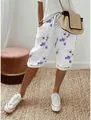Detailansicht weißer Baumwoll-Leinen-Shorts mit lila Schmetterlingsdruck und Gummibund - S / Unterteile / Weiße Blume