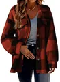 Detailansicht der rot-schwarzen karierten Sherpa-Jacke aus flauschigem Fleece-Stoff - Orangerot