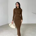 Κοντινό πλάνο του κομψού καφέ bodycon maxi φορέματος με μακριά μανίκια και σούρες - S / Καφέ