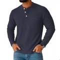 Nahaufnahme eines marineblauen Herren-Henleyshirts mit Waffelstruktur und Tasche. - Marineblau