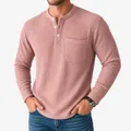 Detailansicht der Waffelstrick-Textur und Brusttasche eines rosa Henley-Shirts für Herren - Rosa