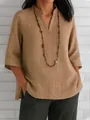 Detailaufnahme der Damen V-Ausschnitt Baumwolle Leinen Bluse mit Dreiviertelärmeln in Braun - S / Oberteile / Khaki