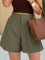 Detailopname van olijfgroene short met hoge taille en wijde pijpen met knoopsluiting - S / Bottoms / Legergroen