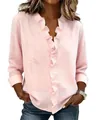 Dettaglio della camicetta rosa in cotone e lino da donna con elegante scollo a V e volant fini - Rosa