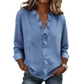 Primo piano di camicia in cotone e lino azzurro con elegante scollo a V a volant chic - Taglia S / Top / Blu