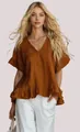 Détail d'une élégante blouse marron à col en V avec des manches volantées et un ourlet évasé. - S / Hauts / Brun Foncé