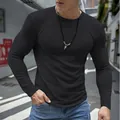Dettaglio maglia nera slim fit a maniche lunghe in maglia nido d'ape da uomo in strada - Taglia S / Top / Nero