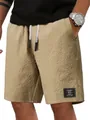 Nahaufnahme von khakifarbenen Waffelstrick-Shorts für Herren mit Kordelzug-Detail - Khaki