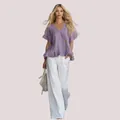 Élégant chemisier violet à col en V et volants avec un pantalon blanc à jambes larges - S / Hauts / Violet