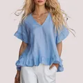 Haut élégant à manches courtes pour femmes avec col en V et volants bleu clair pour l'été - S / Hauts / Bleu ciel