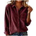 Detailweergave van bordeauxrood corduroy overhemd met geribbelde textuur en knoopsluiting - Bordeauxrood