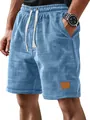 Vue détaillée d'un short bleu en maille gaufre avec cordon de serrage et patch cuir - Bleu ciel