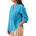 Dettaglio di camicia da donna in cotone e lino blu con colletto alla coreana - Blu-Verde